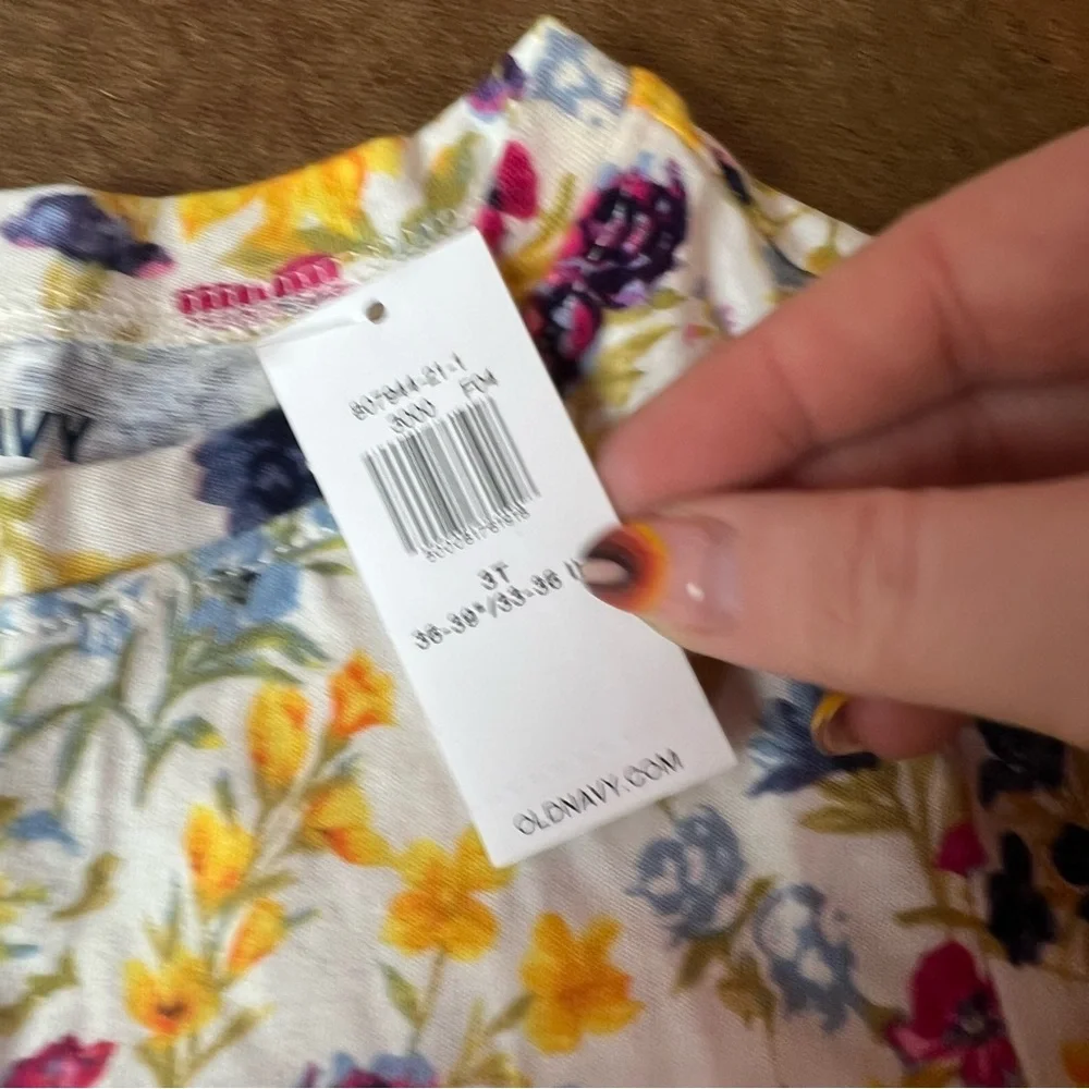 Old Navy All Over Floral Print T-Shirt, size 3T NWT